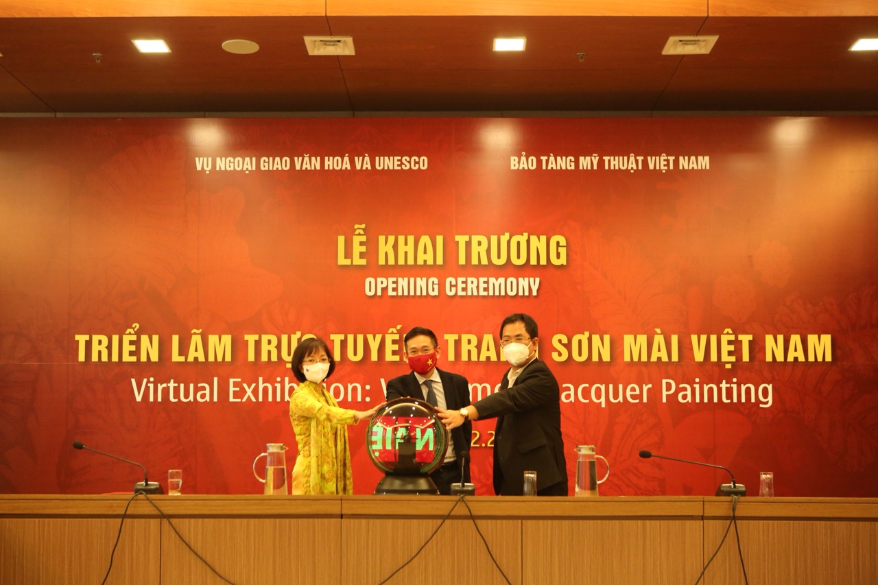 Các đại biểu nhấn nút kích hoạt triển lãm được tổ chức tại trụ sở Bộ Ngoại Giao, số 2 Lê Quang Đạo, Ba Đình, Hà Nội